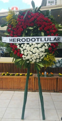 Cenaze çelengi cenazeye çiçek modeli  Muş çiçek satışı 